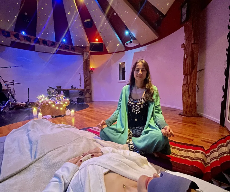 Individuel ayahuasca ceremoni i Rundsalen i Fredensborg: Ecaterina sidder som guide over for en deltager, der ligger med øjenmaske på en madras under stjernehimlen, og mærker, hvordan hun har det