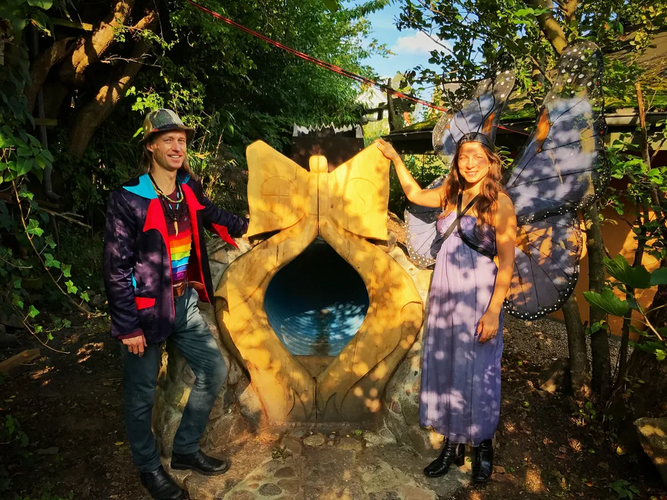 Jacob og Ecaterina ved tunnelens gule udgang, formet som en sommerfugl