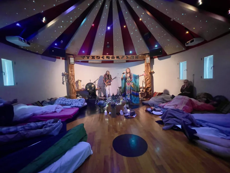 Ayahuasca retreat i Danmark – ceremonien i Rundsalen i The Magic Garden, Fredensborg: Jacob og Ecaterina spiller forrest, deltagerne ligger på madrasser, og stjernehimlen i loftet er tændt