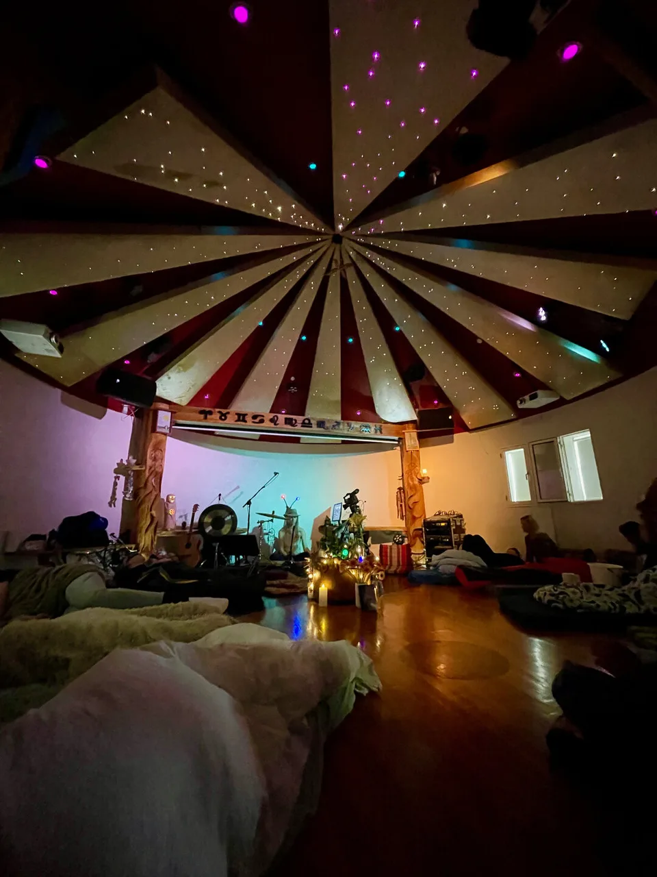 Ayahuasca-ceremonien i Rundsalen set fra madrasserne: deltagerne ligger under den tændte stjernehimmel, musikerne sidder forrest