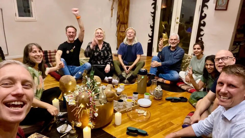 Integrationsaften efter et ayahuasca-retreat: glade deltagere sidder sammen i Rundsalen og taler om deres rejser