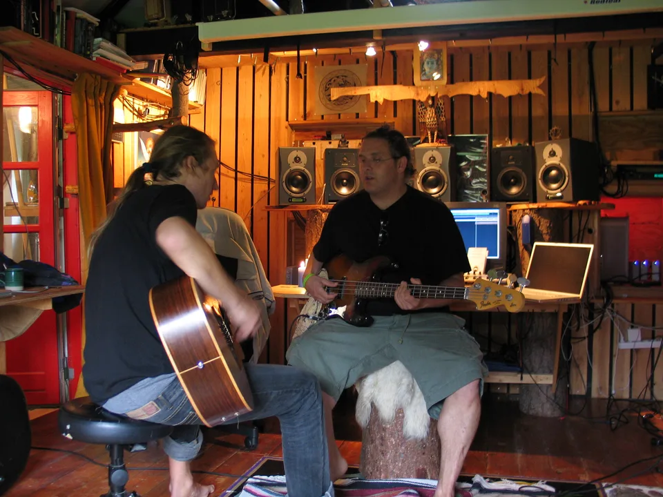Jacob Moth med guitar og Gary Wallis med bas i studiet.