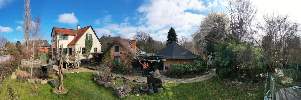 The Magic Garden set fra luften: huset, Rundsalens kegleformede tag, hvor ayahuasca-retreatet foregår, og skulpturhaven mellem nøgne forårstræer