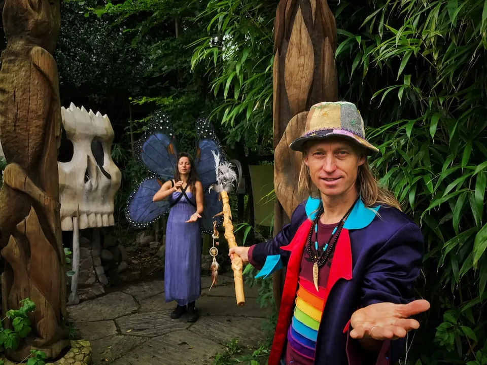 Jacob og Ecaterina Moth ved porten til den inderste del af The Magic Garden.