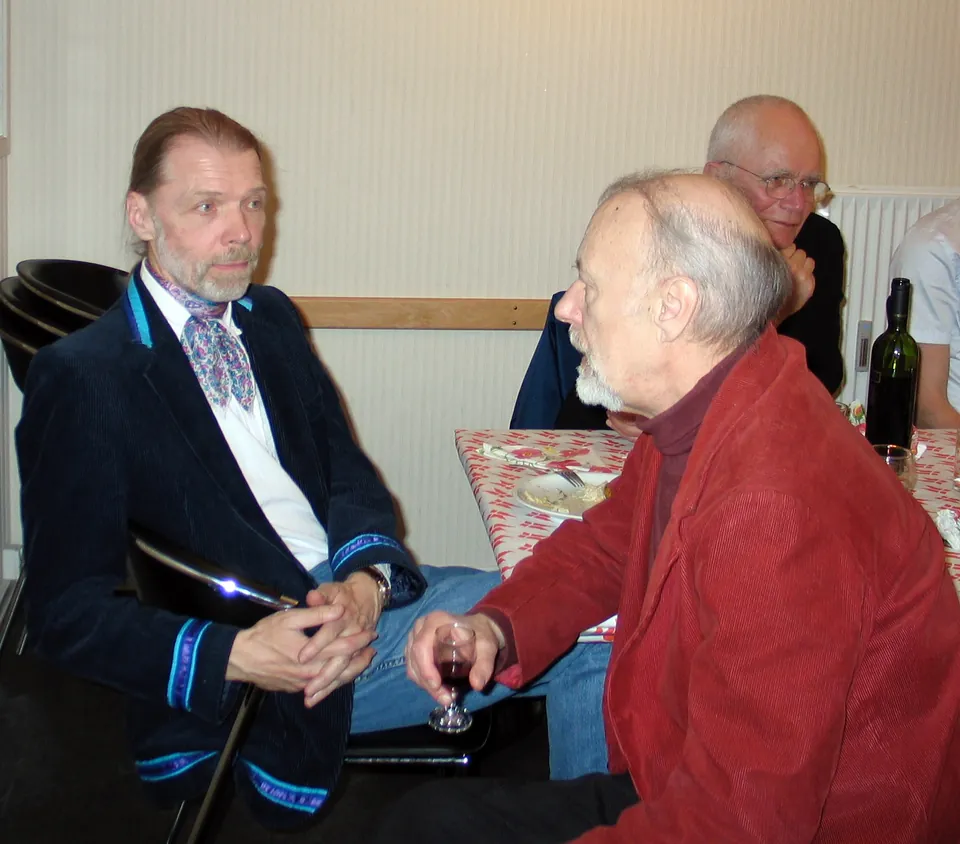 Jørgen Lumbye til sin 65-års fødselsdag i 2009 i samtale med Mogens Rasmussen. Bag ham står yogapioneren Torben Blond.