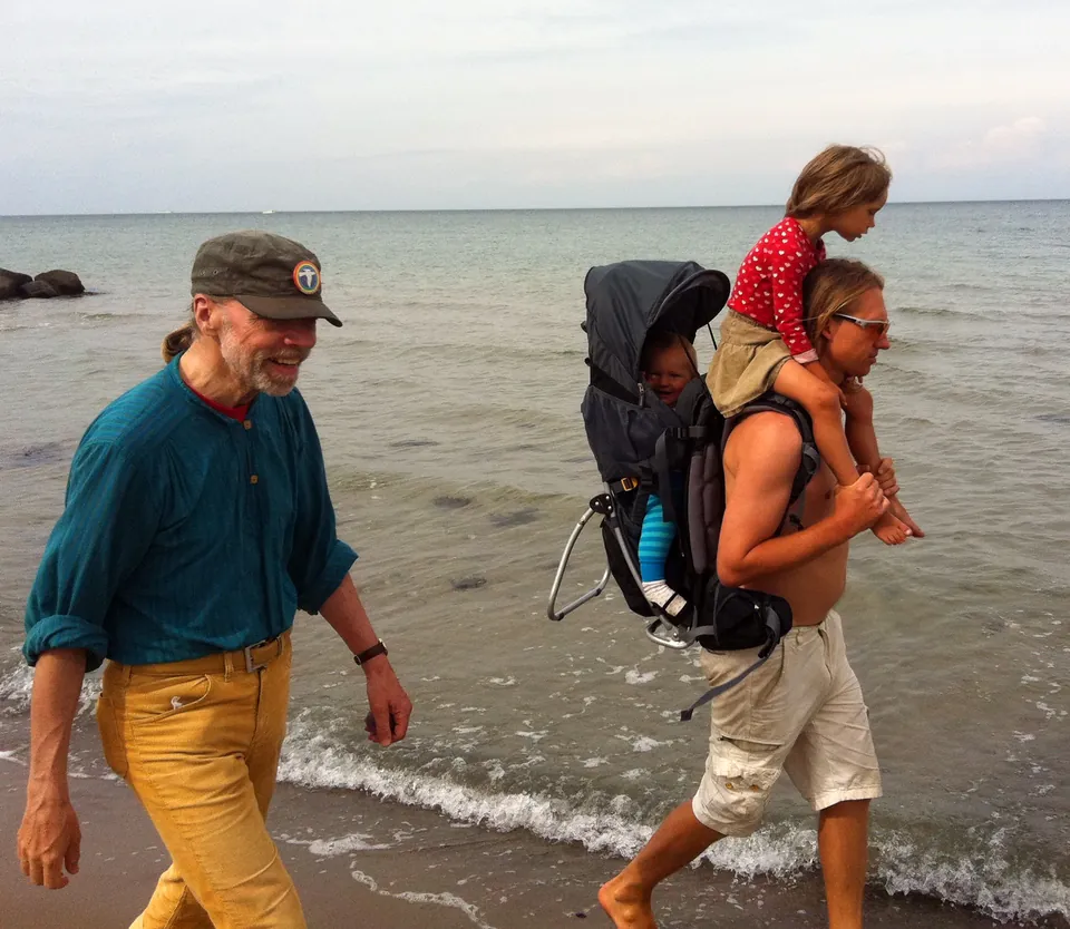 Jørgen Lumbye, Buddha, Tara og Jacob Moth på Gilleleje Strand i 2011.