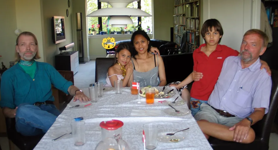 Jørgen Lumbye med Torben Gudmundsson og hans familie, der fejrer sønnen Jeff i 2009.