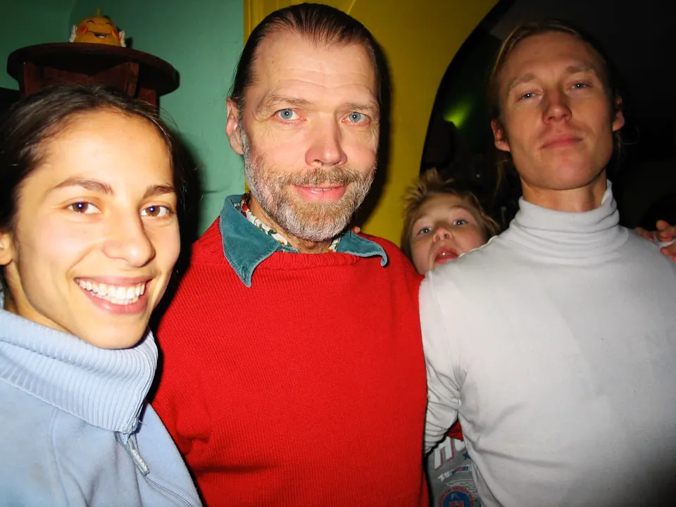 Jørgen Lumbye sammen med Jacob og Ecaterina Moth og Tao i deres hjem i 2003.