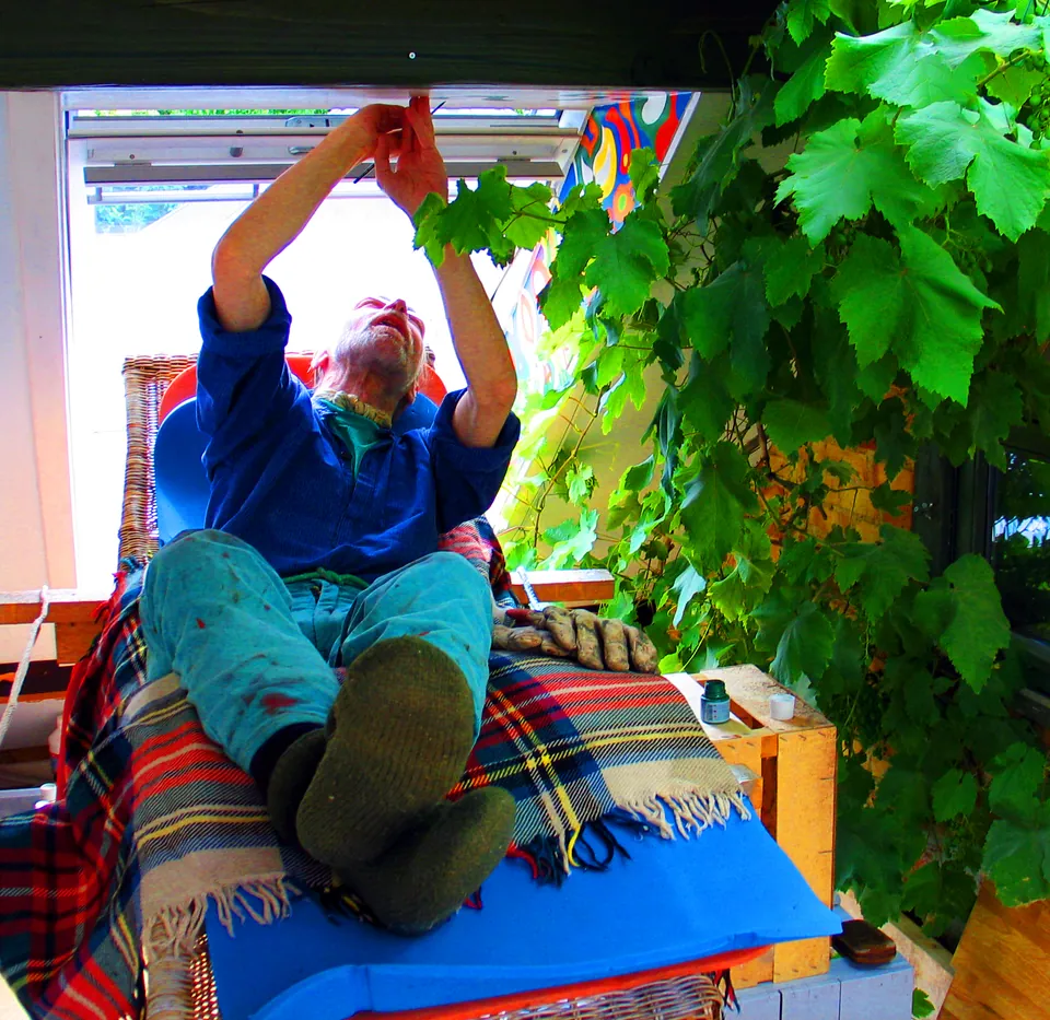 Jørgen Lumbye maler i Leonardo da Vinci Suiten i The Magic Garden i 2009.