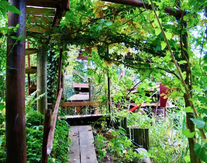 Gangbroen op til The Solar Mountain i den inderste del af The Magic Garden